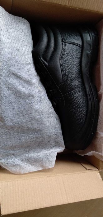 Нови  обувки  с предпазно бомбе 39 номер