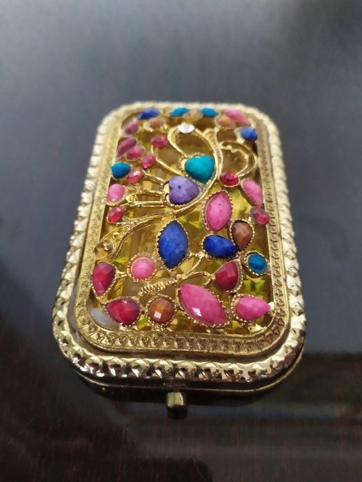 Зеркальце с двумя зеркалами.