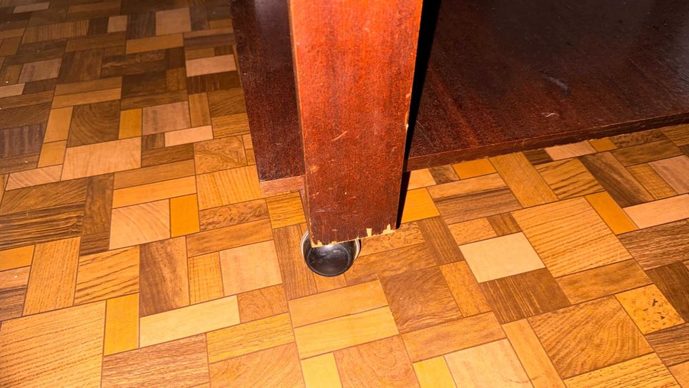 Маса от масивно дърво с две нива и лакиран горен плот