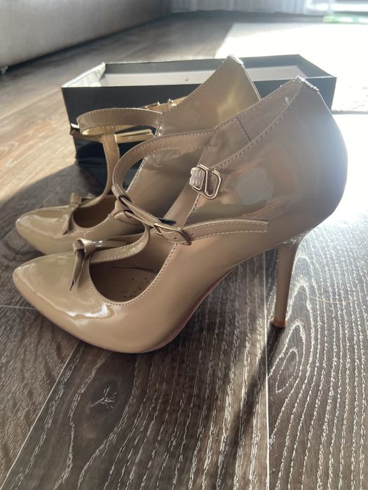 Кожаные туфли на каблуках