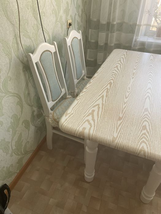 Продам стол с 4 стульями