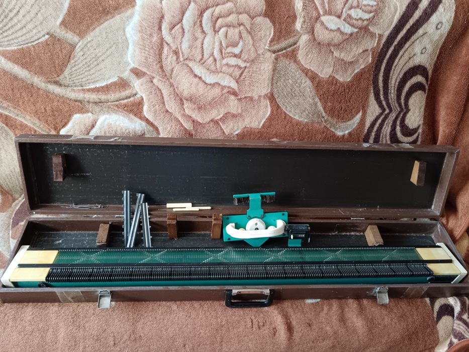 Продам вязальную машину