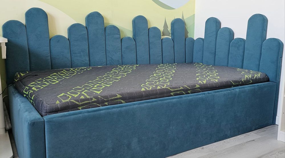 Pat tapițat cu saltea inclusa