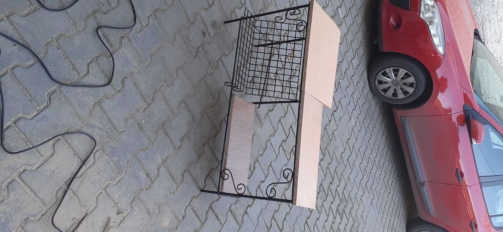 Vand suport pentru  flori  si ziare din Fier Forjat