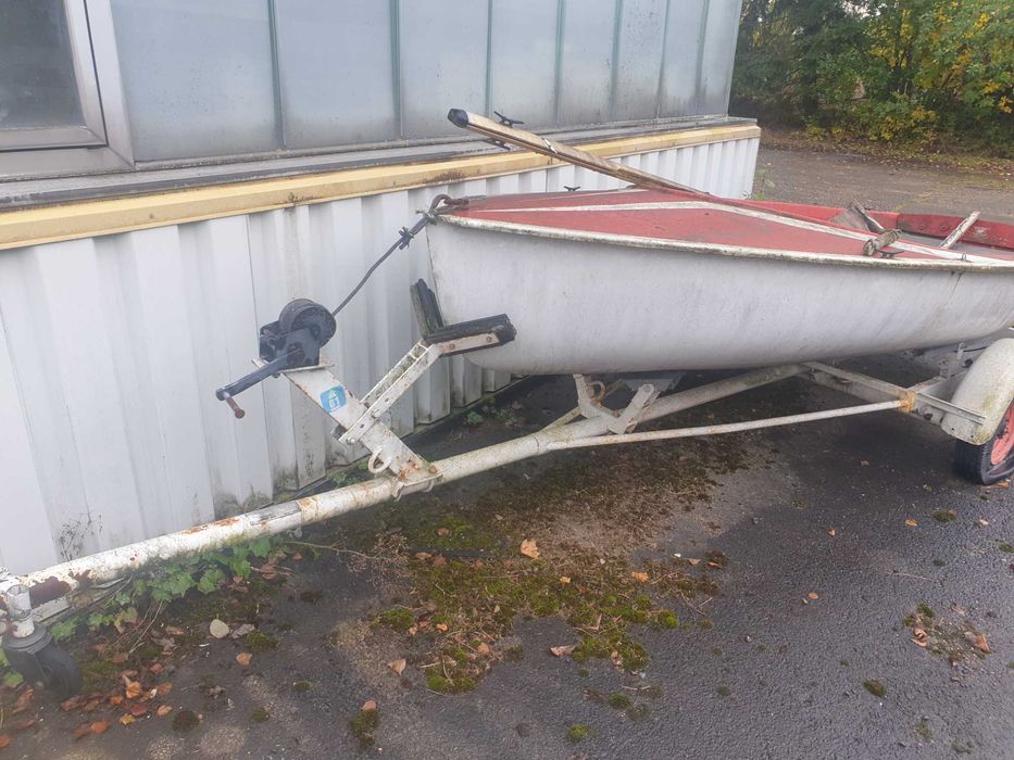 Продавам лодка с колесар