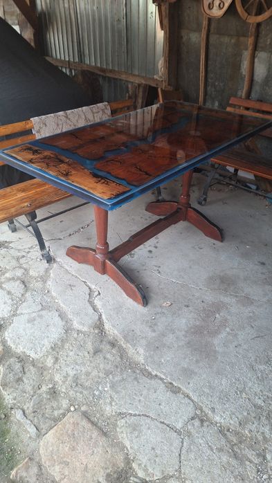 Masa din lemn masiv si rasina epoxidica