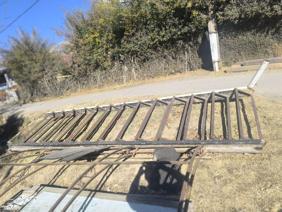 Темир дарвоза ва Зина сотилади