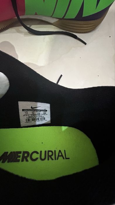 Футболни обувки за зала