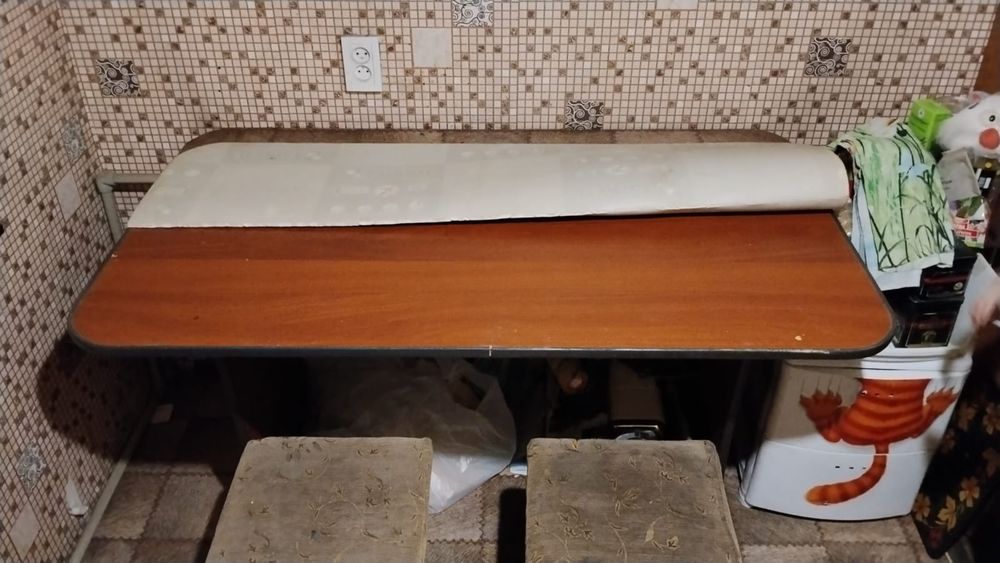 Стол с  табуретками