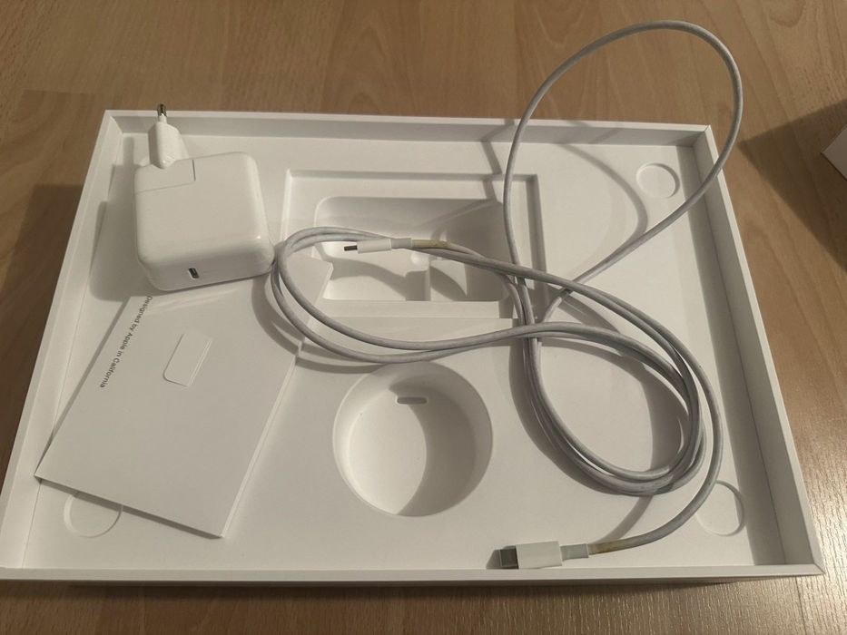 Лаптоп MacBook Air 2019 с чисто НОВА батерия