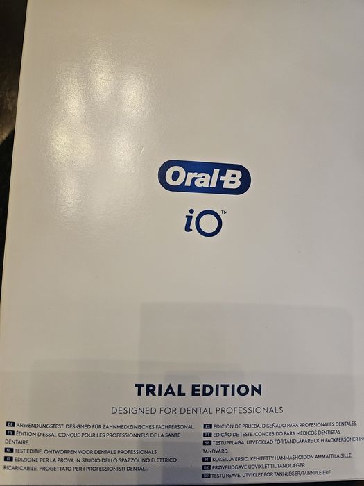 Ofer spre vanzare periuta de dinți electrica Oral B iO7 noua