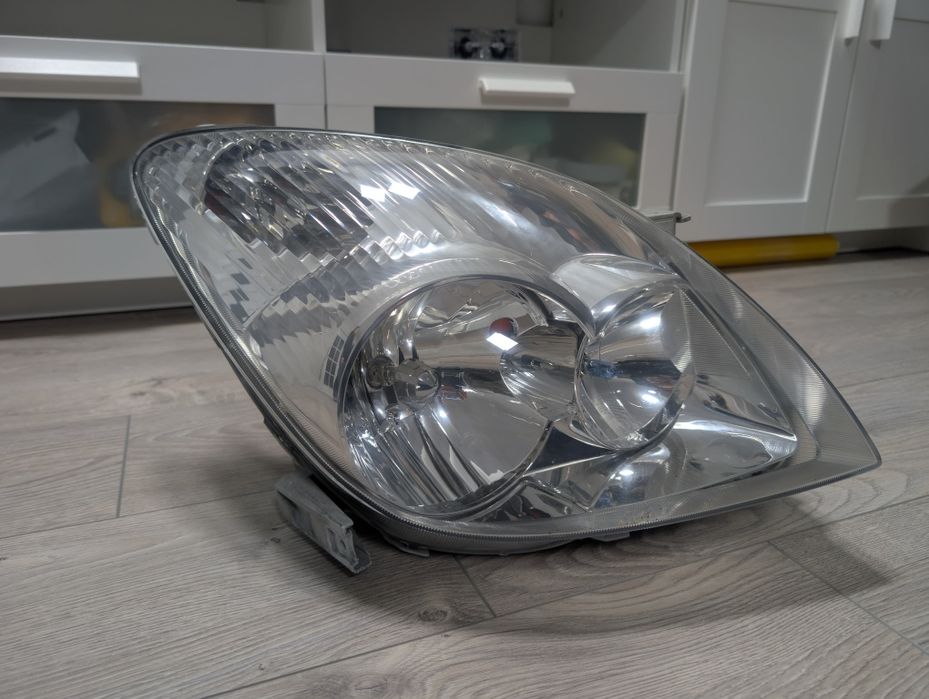 Оригинални фарове ляв и десен Toyota Corolla Verso 2001-2003