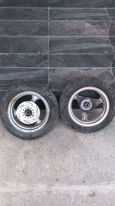 Vând roți scuter yamaha