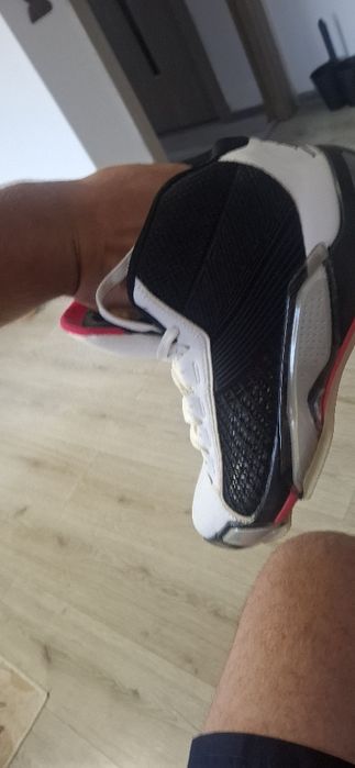 Vând adidasi Air Jordan