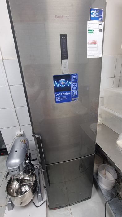 Продается Холодилник Samsung. Indesit