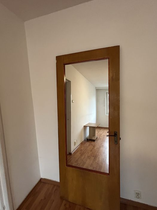 Donez 7 usi de apartament