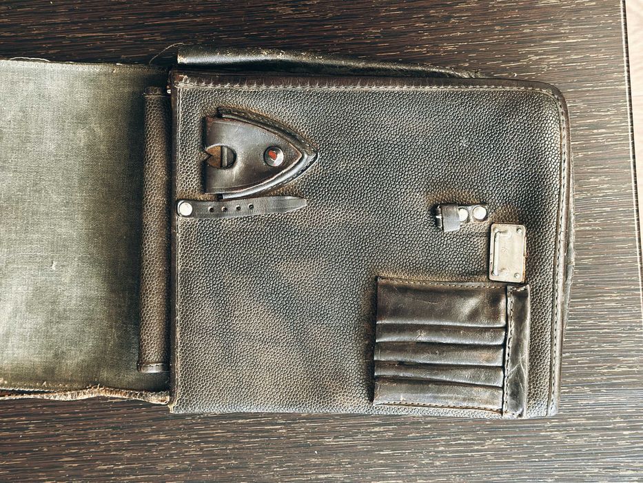 Пилотка, планшет,ремень.