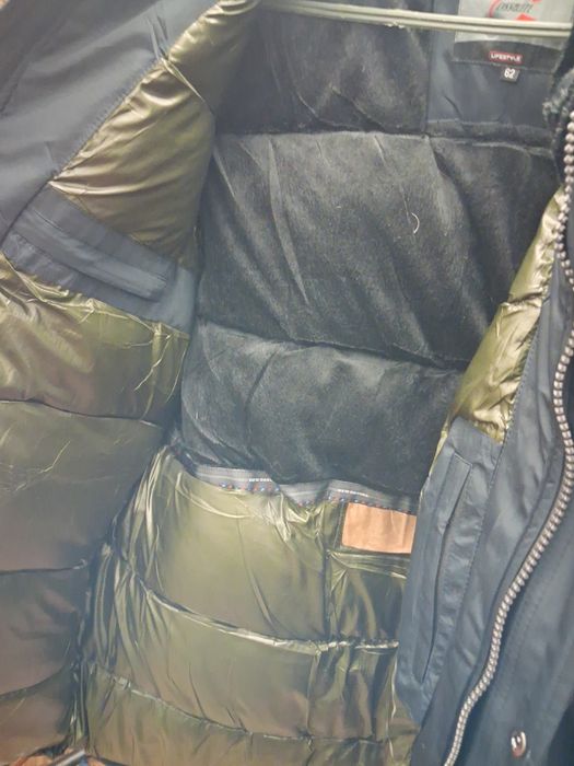 Куртка зимняя очень тёплая.