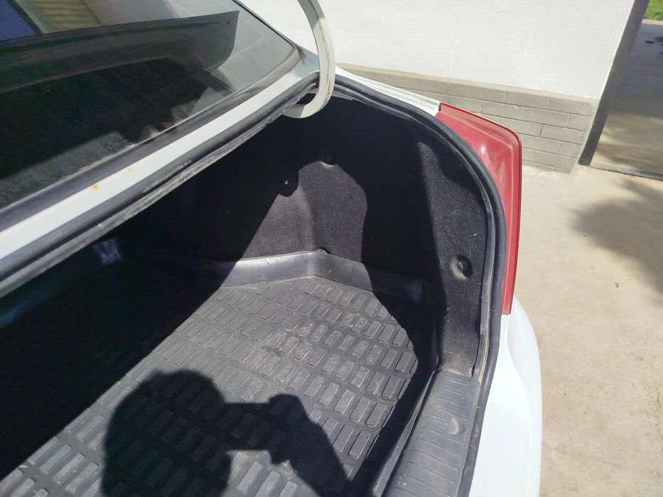 Lasetti 1.8 sotiladi.