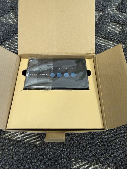 Switch KVM tip dockingstation pt 4 pc si un monitor