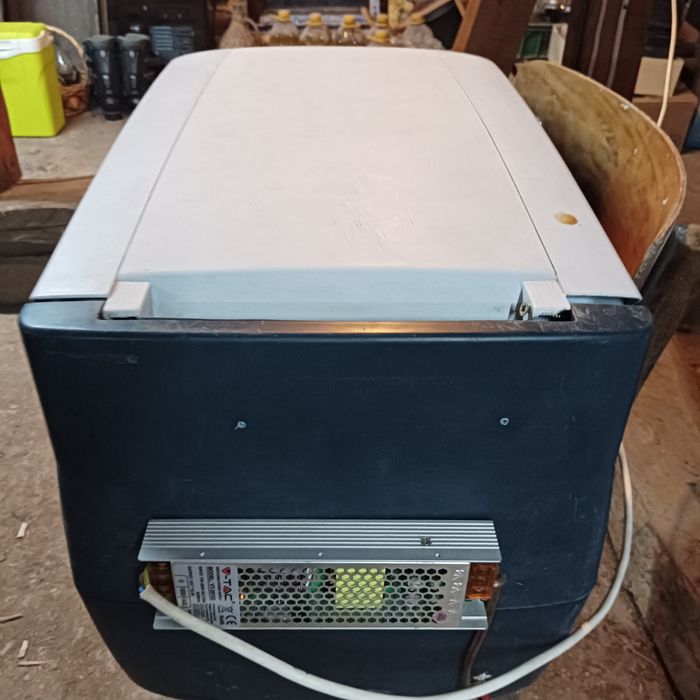 Хладилник Фризер за кола каравана кемпер или камион.