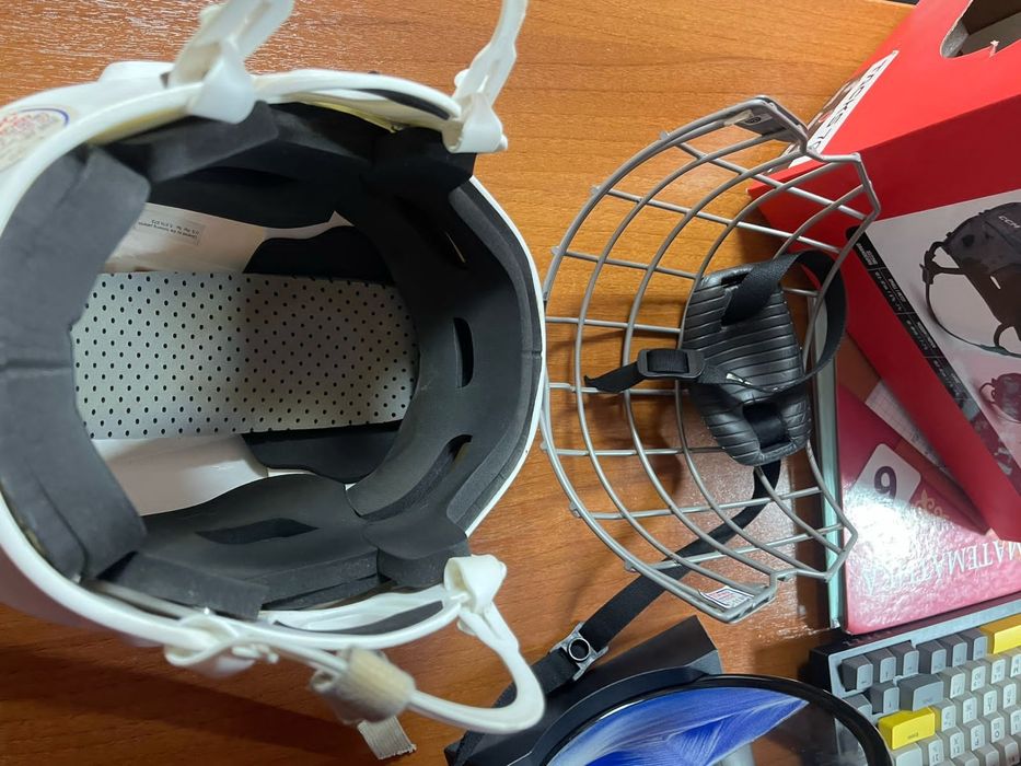 Продам хоккейный шлем