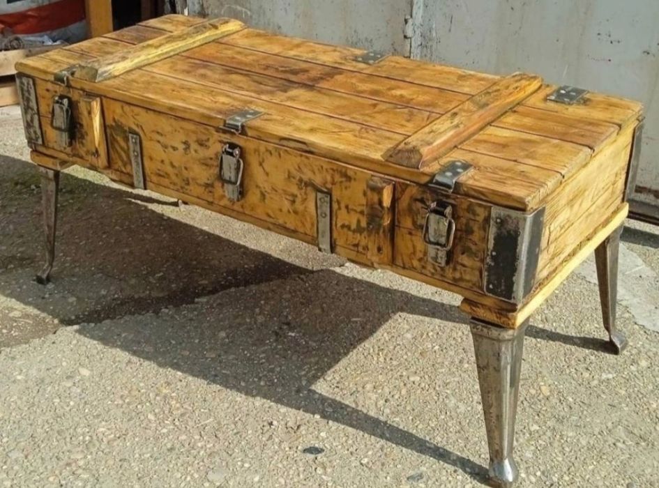 Vitrină de biblioteca Lingel 100de ani.fereastra masa diverse din lemn