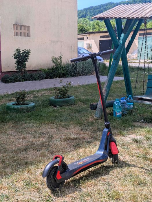 Vând trotineta electrica Red Bull RS 900