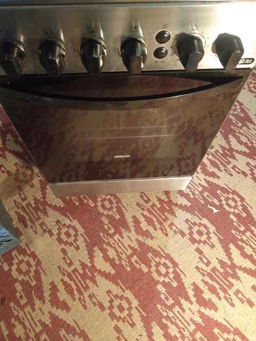 Vând aragaz Zanussi inox