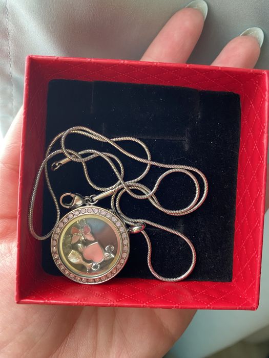 Сребърно колие.