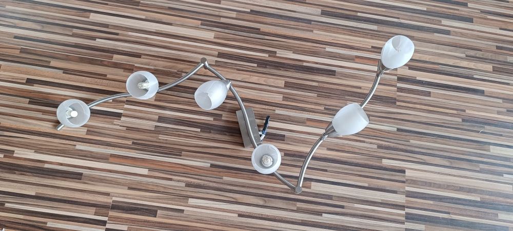 Продавам осветително тяло със шест броя осветителни тела