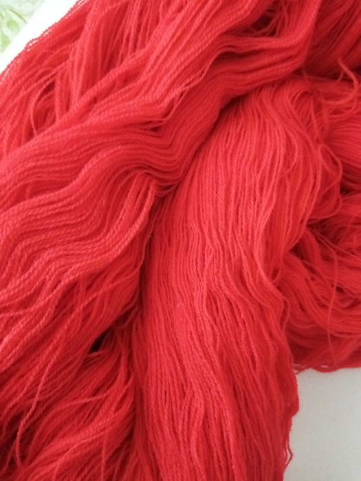 Бяла прежда тип мохер, мека бежова прежда, червен полиакрил, конци.