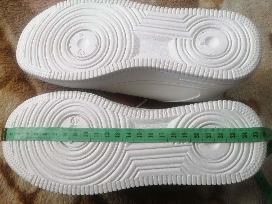 Продаю женские кроссовки