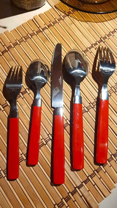 Set tacamuri  inox Argintii stralucitor cu  rosu - 4 persoane