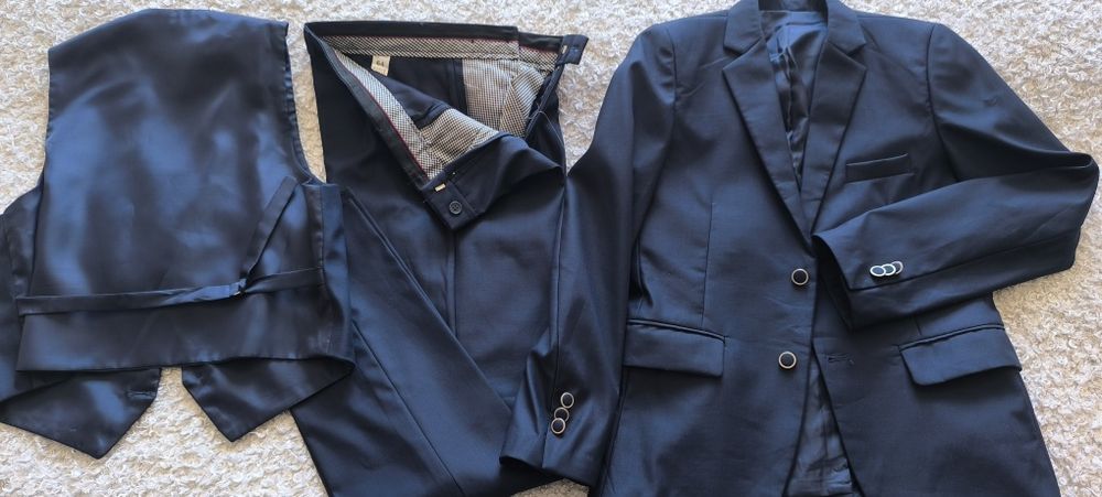 Школьный костюм  р. 146