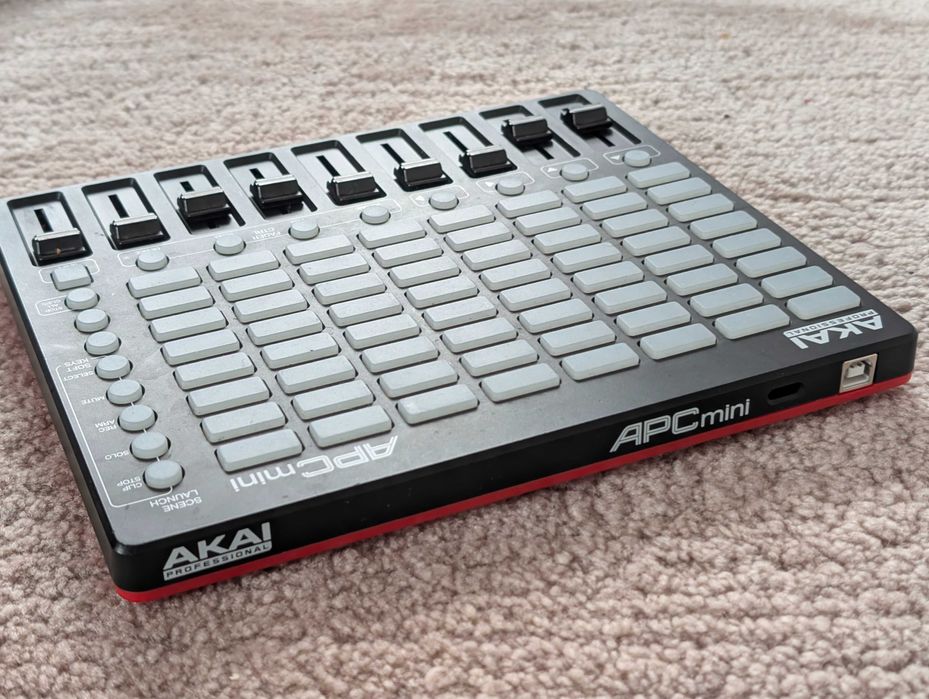 Vand AKAI APC Mini, 250 Lei, transport Easybox inclus