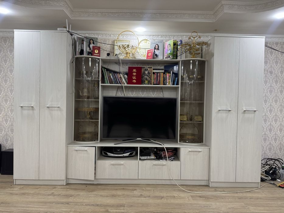 Гарнитур со шкафом белого цвета