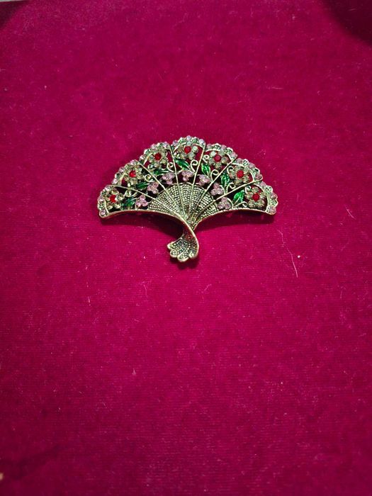 Брошки различни модели