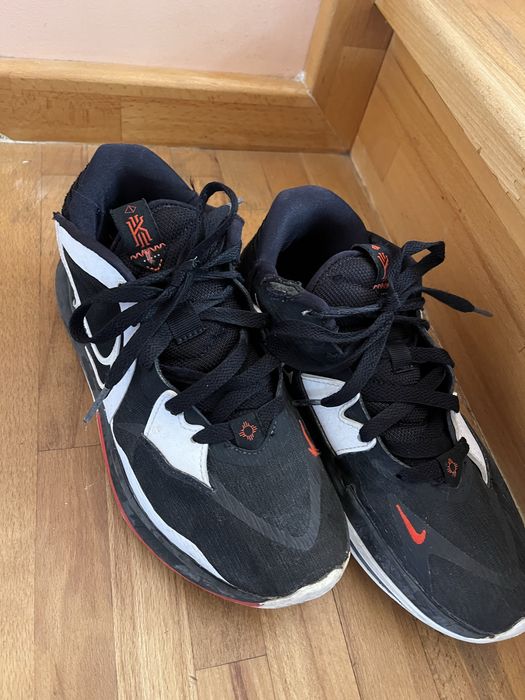 Adidasi Nike Kyrie 5