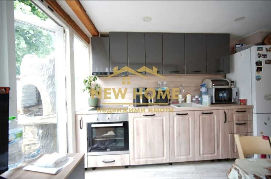 Къща с гараж! В района на Пазара