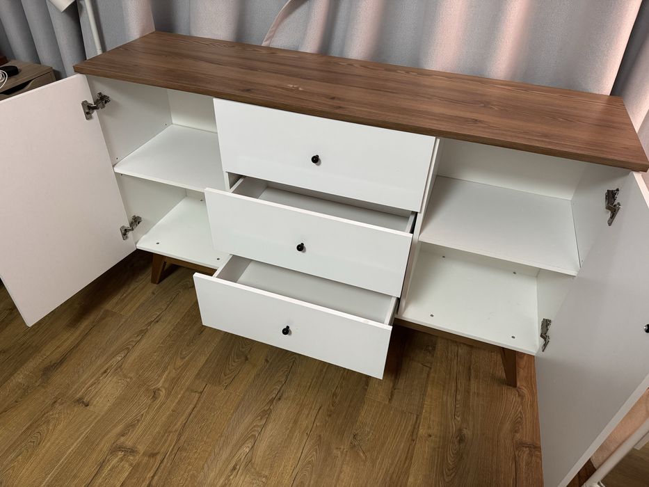 Шкаф / скрин за дрехи