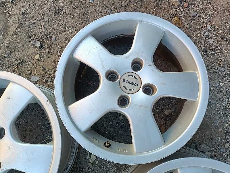 Продам оригинальные легкосплавные диски на Audi 80