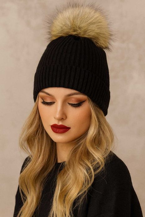 Зимна дамска шапка с голям пух