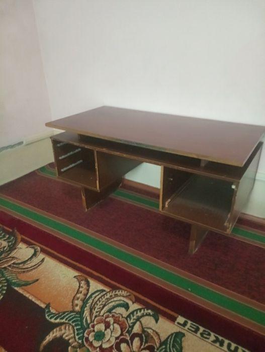 Шкаф ва ёзув столи