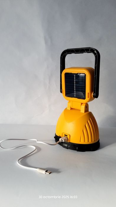 Lanternă cu multiple funcți și încărcare solară și USB