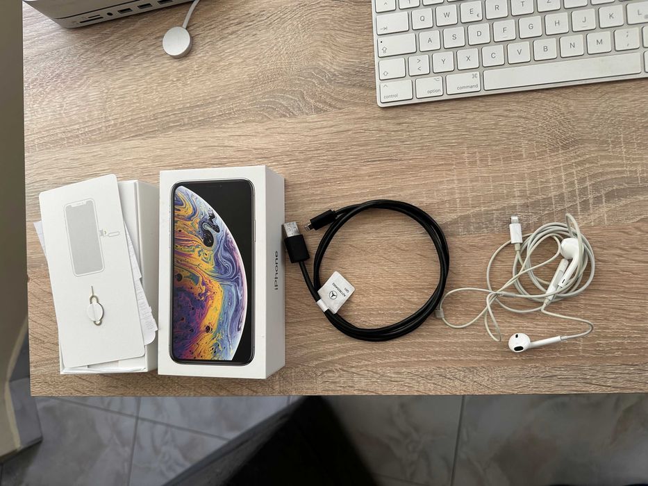 Продавам iPhone Xs 64GB - кутия , кабел , слушалки