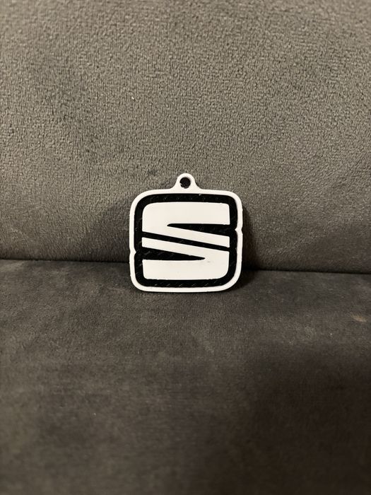 3д принтирани ключодържатели - VAG