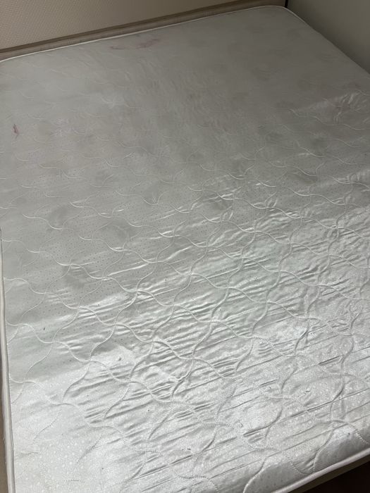 Кровать с матрасом