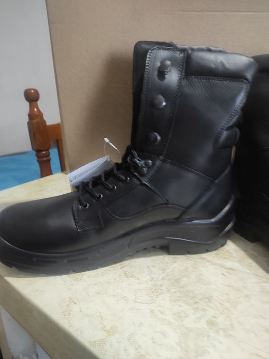 Продавам мъжки зимни обувки.
