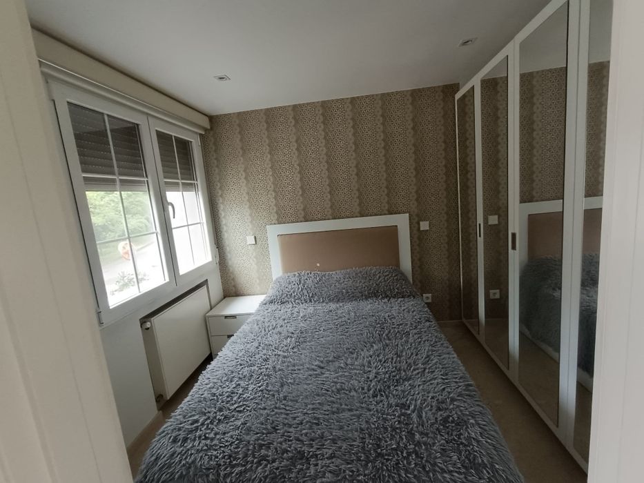 Închiriez apartament cu 2 camere